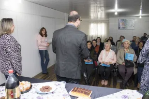 Curso de internet e redes sociais da Celepar atende 20 idosos na Igreja Templo das Águias