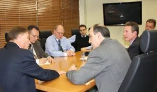 Além de Jacon Leite e Mounir Chaowiche participaram da reunião os diretores da Celepar Danilo Scalet, Lucio Alberto Hansel, Rafael Moura de Oliveria, Luiz Fernando Ballin Ortolani e o assessor Sergio Tenório