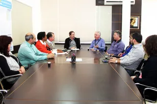 O prefeito Augustinho Zucchi recebe representantes da Celepar e da prefeitura para tratar do curso de acesso à internet e redes sociais