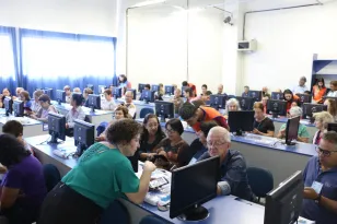 Curso de smartphone na Faculdade Guairacá aproxima terceira idade da tecnologia