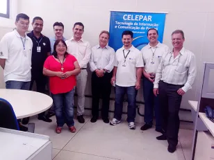 Equipe do Núcleo Regional de Londrina da Celepar recepciona o presidente Jacson Carvalho Leite e o diretor de operações Luiz Fernando Ballin Ortolani.

Da esquerda para a direita: Leonardo Maeoka, Anderson Braga dos Santos, Clodoaldo Ausec Ludwig, Cynthia Yucari Yamamoto, Leandro Pirolo Valerio, o presidente Jacson Carvalho Leite, Canashiro Yoshitoni, Matias Saul Zagonel e o diretor de operações Luiz Fernando Ballin Ortolani. 
