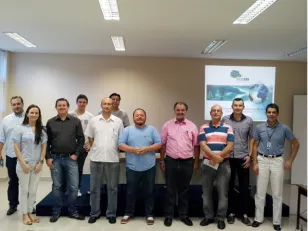 Gestor do Rede399 na Celepar, Jeferson Costa (direita) em companhia do prefeito de Balsa Nova Luiz Costa e equipe municipal