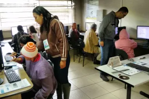 Idosos de Paraíso do Norte recebem curso de Internet e Redes Sociais em uma parceria da Celepar com o município