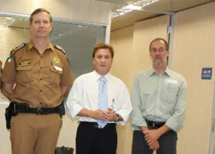Comandante-geral da Polícia Militar, coronel Roberson Luiz Bondaruk; presidente Jacson Carvalho Leite e o diretor-geral do Detran, Marcos Traad   