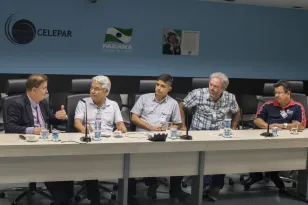 Prefeito eleito de Pontal do Paraná conhece os produtos da Loja da Celepar