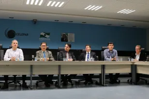 Carlos Pessoa, Jacson Carvalho Leite, Fernando Matesco, Amilto Francisquevis, Luciano Cardoso e Antônio João Lima no Centro Integrado de Informações Estratégicas da Celepar (CIIE)