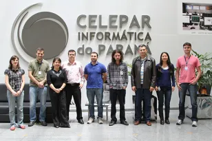 Equipe da Celepar responsável pelo desenvolvimento do sistema: Camila Regina Furlan, Marcos Vinicius de Melo, Marcia Yurimi Ono Sens, Thales Ramos de Queiroz, Danillo Bazello, Reginaldo de Oliveira, Alexandre de Paula Batista, Joice Takaki, Murilo Polli e Marco Aurelio Venturini (não pode comparecer à foto).