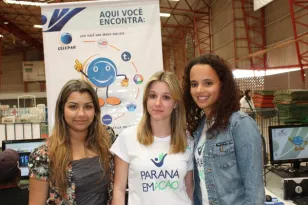 As estagiárias que atenderam a população no estande da Celepar: Eduarda Forte, Regina Carvalho e Camila Possenti