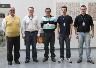 Equipe da Celepar responsável pelo desenvolvimento do sistema. Da esquerda para direita: Heitor Luiz Santos, Cristiano Precoma, Edison Luiz Gomes Mendes, Henrique Americo Ribas e Ricardo Strique  