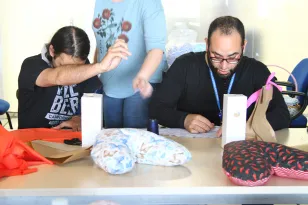 Outubro Rosa é celebrado na Celepar com confecção de almofadas para pacientes em tratamento do câncer de mama