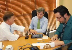 Secretário Cássio Taniguchi, governador em exercício Flávio Arns, secretário Reinaldo de Almeida César e Lucio Alberto Hansel assistem a apresentação da Delegacia Eletrônica  