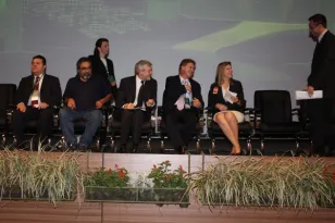 Diretoria Executiva da Celepar foi reeleita. Luiz Fernando Ballin Ortollani, diretor de operações; José Juracy Macedo, diretor de desenvolvimento; Rafael Moura de Oliveira, diretor jurídico; Jacson Carvalho Leite, presidente; Lucio Alberto Hansel, diretor administrativo-financeiro e Danilo Scalet, diretor de tecnologia da informação
