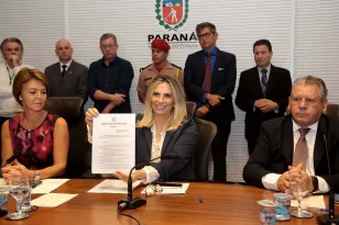 A governadora Cida Borghetti assinou nesta segunda-feira (23), durante a reunião do secretariado, no Palácio Iguaçu, um decreto que padroniza os procedimentos de atendimento e deixa de exigir dos usuários informações que já estão na base de dados do Estado. A ideia é  diminuir a burocracia e facilitar o atendimento dos órgãos públicos estaduais aos cidadãos. 