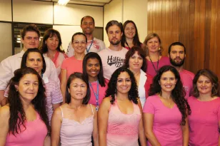 Da esquerda para direita: Paulo Caramori, Maria Helena Marques, Cleo Costa, Eliane Langer. Alessandra Kaminski, Giuliano Gregorczyk e Valentina Mochenski. Veronica Muller, Alessandra Dias, Maria Jocely Machado e Diogo Tomio. Lillian Piotto, Masumi Egoshi, Flávia Dias, Paula Malinoski e Mericles Alberti
