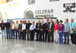 Parte do grupo dos novos aposentados e diretores da Celepar, durante cerimônia realizada nesta segunda-feira   