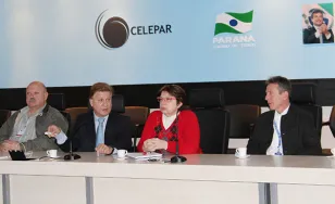 O presidente Jacson Carvalho Leite, ao ladode Maria do Carmo Cattani, coordena reunião de trabalho no Centro Integrado de Informações Estratégicas da Celepar