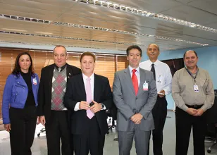 O secretário Carlos Eduardo de Moura esteve acompanhado pelos assessores Simone Bastos e Gerson. Pela Celepar, além do presidente Jacson Leite, participaram da reuinião o assessor Adão Antônio Pedroso (ASREX) e Odemir Bara (GDS-A)
