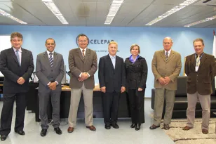 Após a reunião com o presidente Jacson Carvalho Leite, a secretária Clecy Amadori conversou rapidamente com os demais diretores da companhia. Da esquerda para direita, José Juracy Macedo, Luiz Carlos Nunes, Danilo Scalet, Jacson Carvalho Leite, Clecy Amadori, Lucio Alberto Hansel e Luiz Fernando Ballin Ortolani
