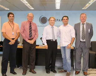 Gerente de projetos, Jeferson Pereira da Costa, o diretor administrativo-financeiro, Lucio Alberto Hansel, o presidente da Celepar, Jacson Carvalho Leite, o presidente da Amunorpi, Guilherme Costa e o assessor de mercado, Elcio Marcowcz