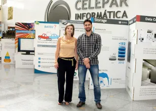 Débora Ruedell e João Alfredo Knopik Junior (DIDES-A2) responsáveis pelo desenvolvimento do agendamento on line ao IIPR