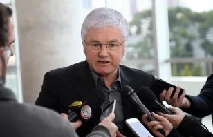 Secretário chefe da Casa Civil, Valdir Rossoni, fala à imprensa após reunião com o secretariado.Curitiba, 22/06/2016.