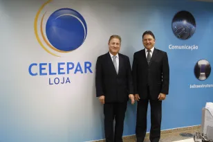 O presidente da Celepar, Jacson Carvalho Leite, e o diretor de Mercado, Nelson Garcia, trabalham para levar soluções modernas de administração às prefeituras paranaenses