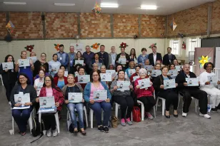 Idosos de Fazenda Rio Grande participam do curso de smartphone