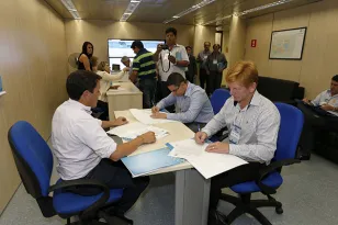 O secretário para Assuntos Estratégicos, Edson Casagrande e o presidente da Celepar, Jacson Carvalho Leite, assinam protocolo de intenções, para instalação da Rede 399 de internet para todos.Curitiba, 26-03-14.Foto: Arnaldo Alves / ANPr.