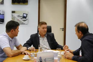 Celepar recebe a visita do deputado Guto Silva