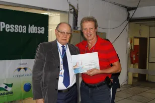 Professora de 93 anos aprende a usar recursos do smartphone em curso da Celepar