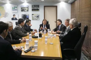 Prefeito de Céu Azul conhece produtos da Loja da Celepar