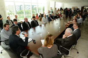 O governador Beto Richa assina contratos com quatro empresas para construção de três cadeias públicas (de Campo Mourão, Guaíra e Piraquara), de dois Centros de Integração Social (Piraquara e Foz do Iguaçu I) e para a ampliação da Penitenciária Estadual de Ponta Grossa. Curitiba,23/01/2013. Foto - Antonio Costa