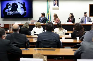 Assessor da Celepar fala sobre a experiência do robô Laura na Câmara dos Deputados