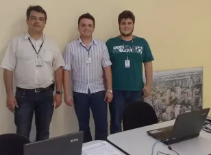 Equipe do Núcleo Regiional da Celepar de Maringá responsável pelo atendimento na Expoingá 2011: Marcio Costa, Rodolfo Zanardi Loiola e Luiz Eduardo de Santana e Oliveira
