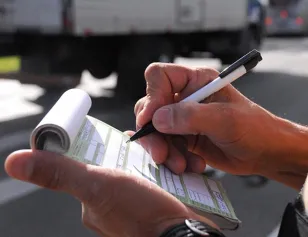 Departamento de Trânsito do Estado permitirá que infrações de trânsito consideradas leves ou médias possam resultar em advertência por escrito, ao invés de multa, para o motorista que não tenha cometido essa mesma infração nos últimos 12 meses