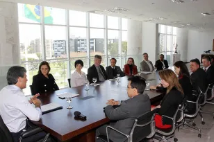 Goverador Beto Richa assina o Pacto pela Identidade Cidadã, acompanhado pela procuradora regional do Ministério Público Federal, Antonia Sanches, e a secretária estadual da Justiça, Cidadania e Direitos Humanos, Maria Tereza Uille Gomes. Curitiba, 08/10/2013. Foto: Orlando Kissner/ANPr