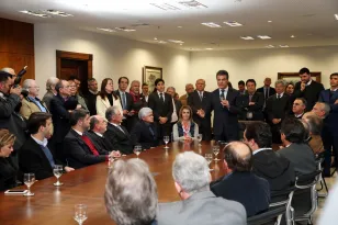 Governador Beto Richa dá posse aos novos secretários. Juraci Barbosa Sobrinho assume a Secretaria de Estado do Planejamento e Coordenação Geral; Fernando Ghignone vai responder pela Secretaria de Estado da Administração e Previdência; e Edgar Bueno será secretário especial de Assuntos Estratégicos. O coronel Élio de Oliveira Manoel assume a Casa Militar e Jonel Yurk a presidência da Compagas.Curitiba, 13/06/2017.Foto: Orlando Kissner/ANPr