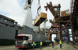 Filas de cargas e descargas de caminhões diminuem no Porto de Paranaguá