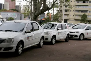 carros do governo do paraná estacionados