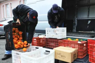 Entrega de alimentos pela Seab ao asilo São Vicente de Paula 