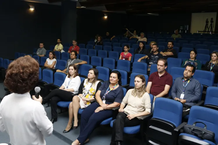 Celepar promove palestra sobre educação emocional entre pais e filhos