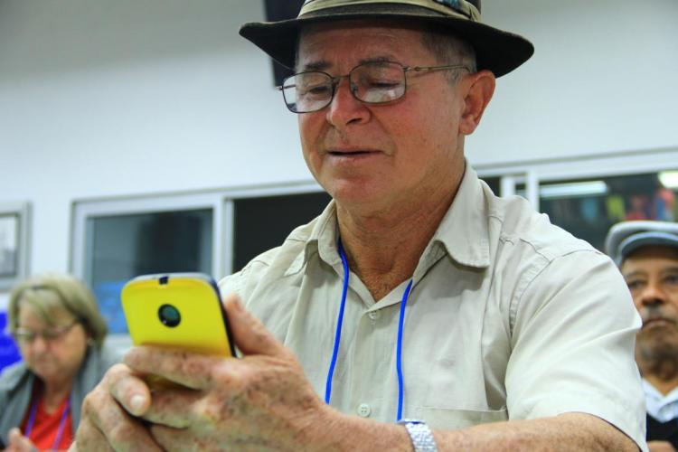 Prefeitura de Pato Branco e Celepar promovem curso de smartphone para idosos