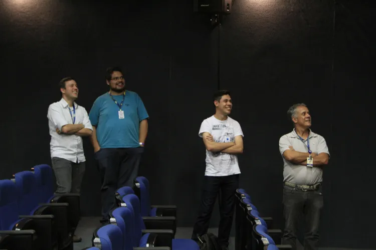 No aniversário da Celepar, empregados participam de ação com games e realidade virtual e doam caixas de leite para associação