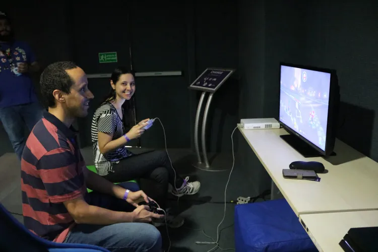 No aniversário da Celepar, empregados participam de ação com games e realidade virtual e doam caixas de leite para associação