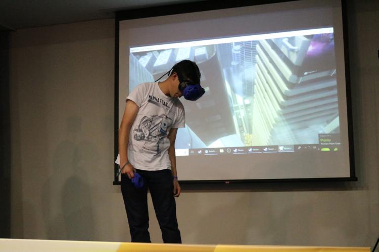 No aniversário da Celepar, empregados participam de ação com games e realidade virtual e doam caixas de leite para associação