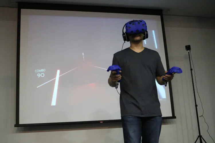 No aniversário da Celepar, empregados participam de ação com games e realidade virtual e doam caixas de leite para associação