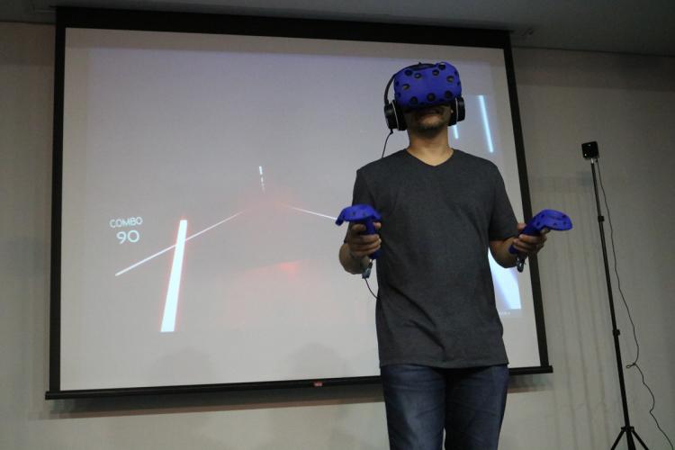 No aniversário da Celepar, empregados participam de ação com games e realidade virtual e doam caixas de leite para associação