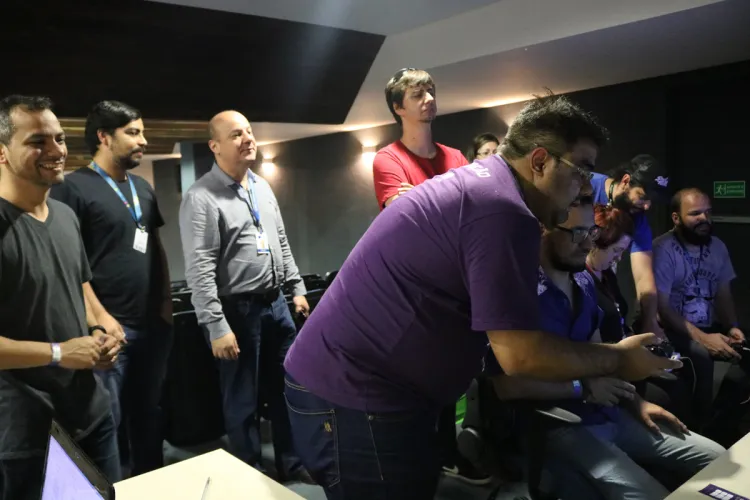 No aniversário da Celepar, empregados participam de ação com games e realidade virtual e doam caixas de leite para associação