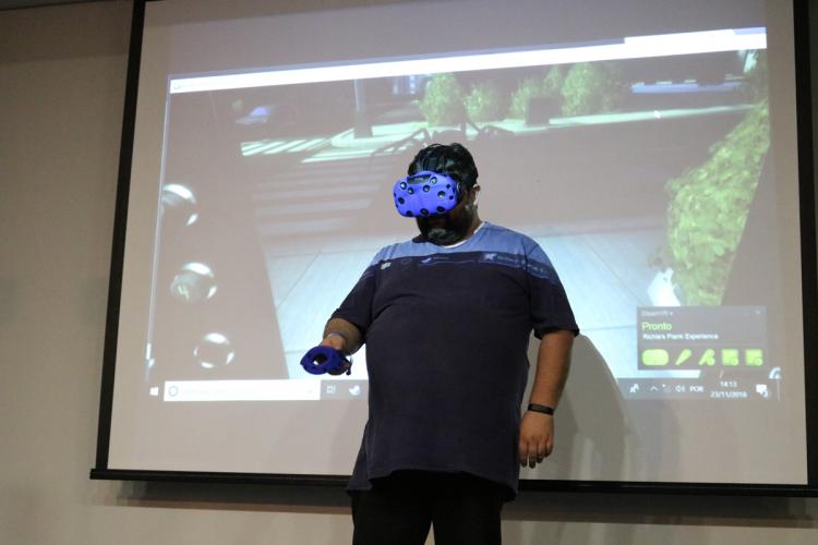 No aniversário da Celepar, empregados participam de ação com games e realidade virtual e doam caixas de leite para associação