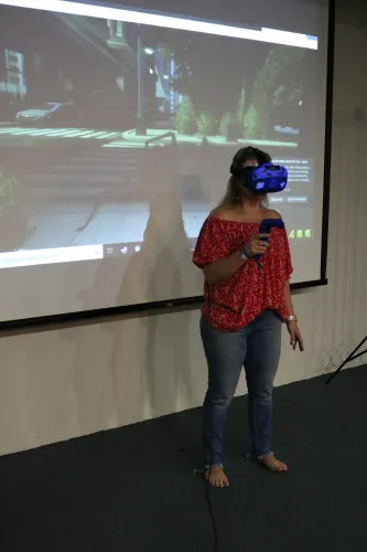 No aniversário da Celepar, empregados participam de ação com games e realidade virtual e doam caixas de leite para associação